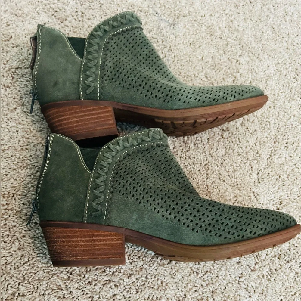 NIB Earth Origins Olive Green “Peak Perry” Perforated Suede Ankle Booties, 9M - Picture 8 of 16